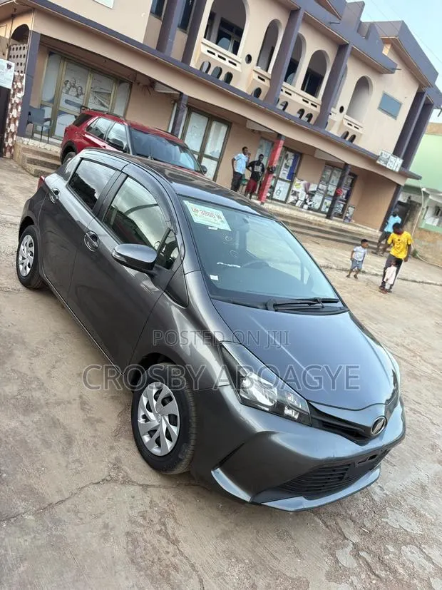 Toyota Vitz 1.3 FWD 5dr 2015 Gray · Photo 1