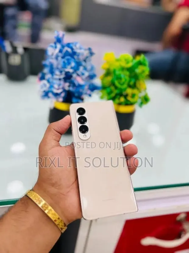New Samsung Galaxy Z Fold4 256 GB Silver · Photo 1