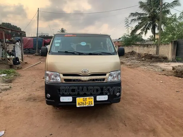 Toyota HiAce 2012 · Photo 1