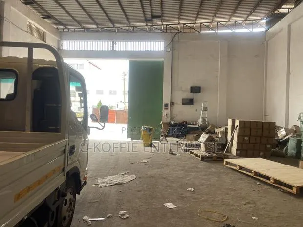 Warehouse of 750 SQM Located at North Kaneshie · Photo 1