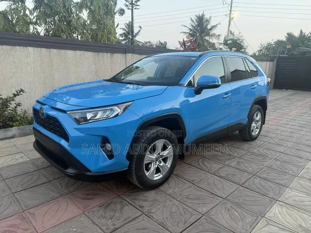 Toyota RAV4 XLE 2021 Blue · Photo 1