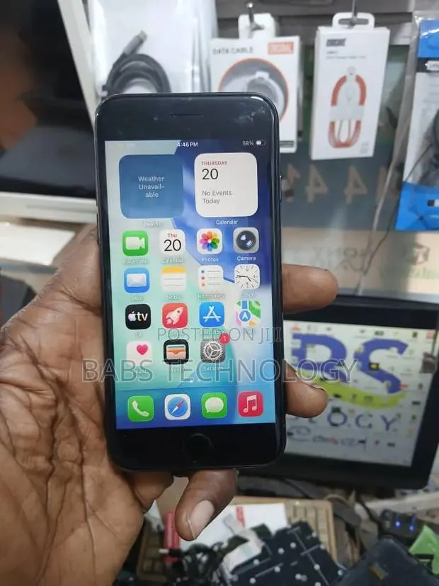 Apple iPhone SE (2022) 128 GB Black · Photo 1