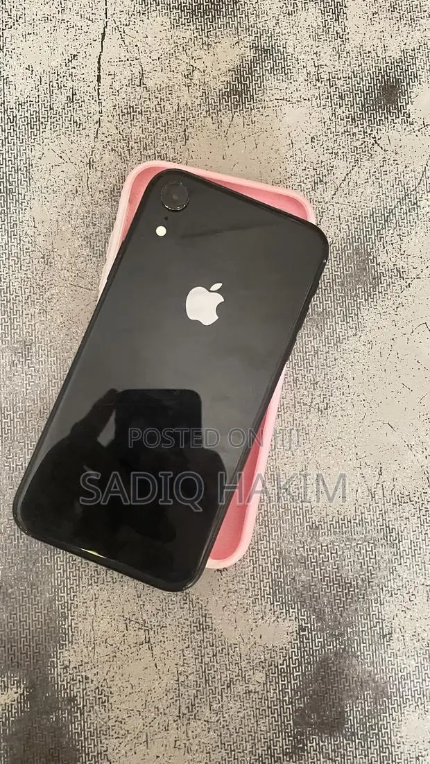 Apple iPhone XR 64 GB Black · Photo 1