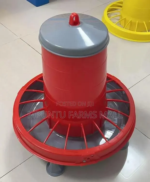 12kg Compacta Poultry Feeder · Photo 1