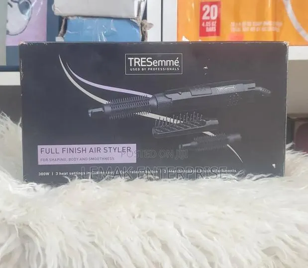TRESemmé Full Finish Air Styler 300W Hot Air Hair Dry Style Brush · Photo 1