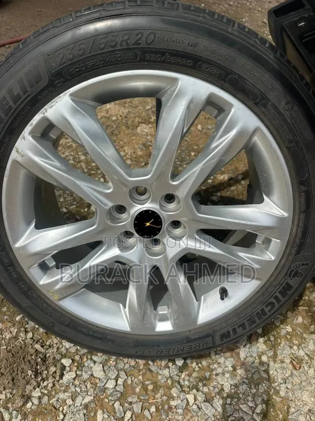 Toyota Land Cruiser and GMC Rim · Photo 1