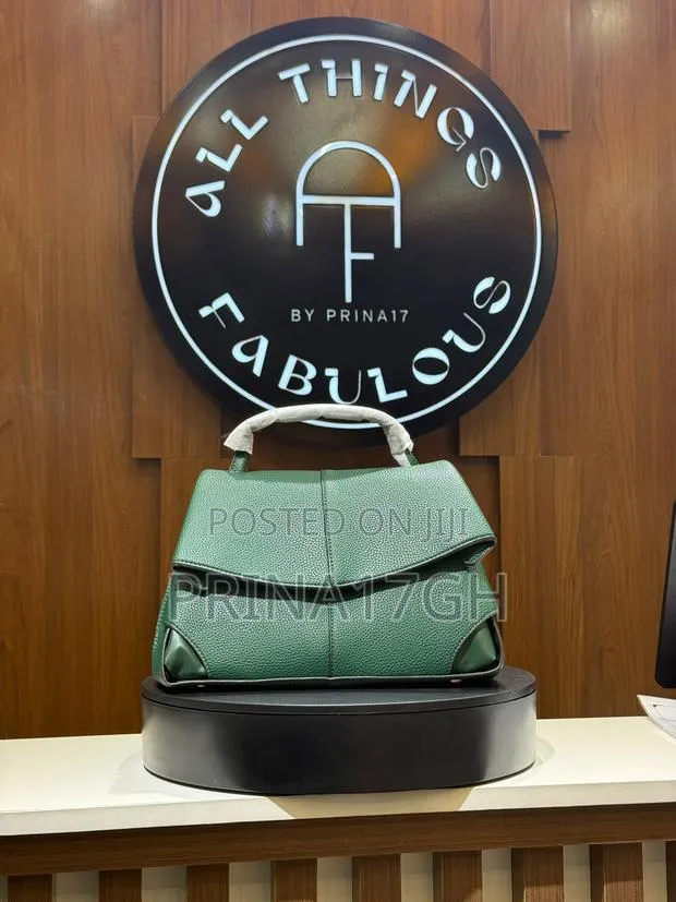 Elegant Structured Top Handle Handbag · Photo 1