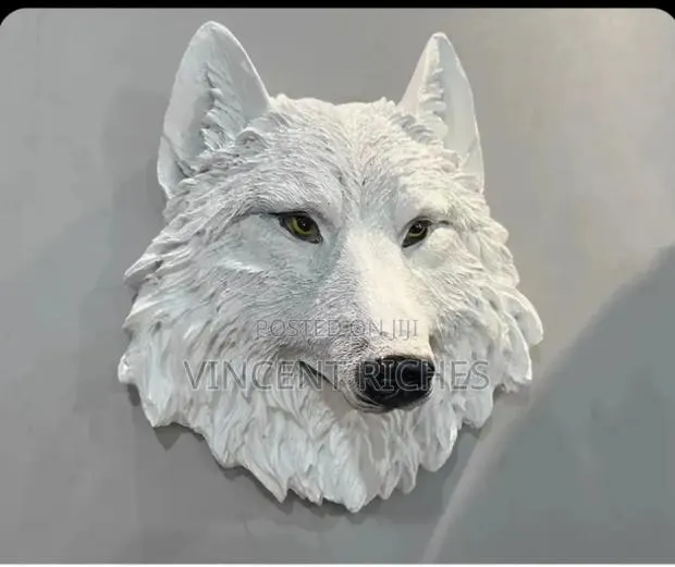 White Wolf Head Resin Wall Sculpture · Photo 1
