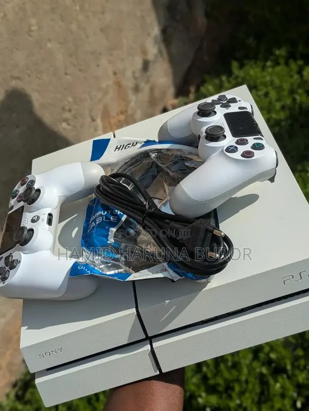 PS4 Fat Limited Edition With Two Controllers(jailbreak ) · Photo 1