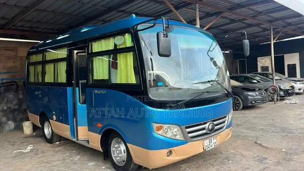 Yutong ZK6107H 2011 Blue · Photo 1