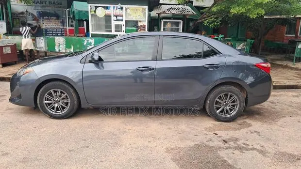 Toyota Corolla LE Eco (1.8L 4cyl 2A) 2018 Gray · Photo 1