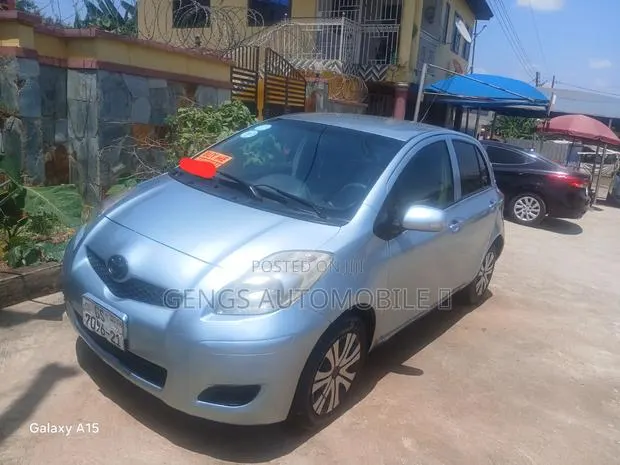 Toyota Vitz 2010 Red · Photo 1