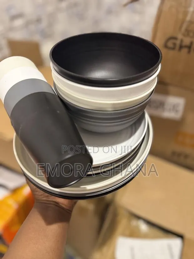 16 Pieces Plastic Tableware Bowls, Plates and Cups · Photo 1