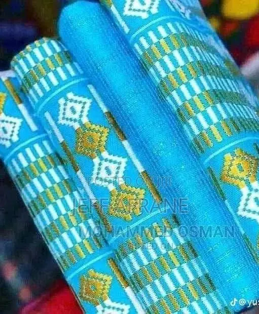 Beautiful Handwoven Kente Fabric · Photo 1