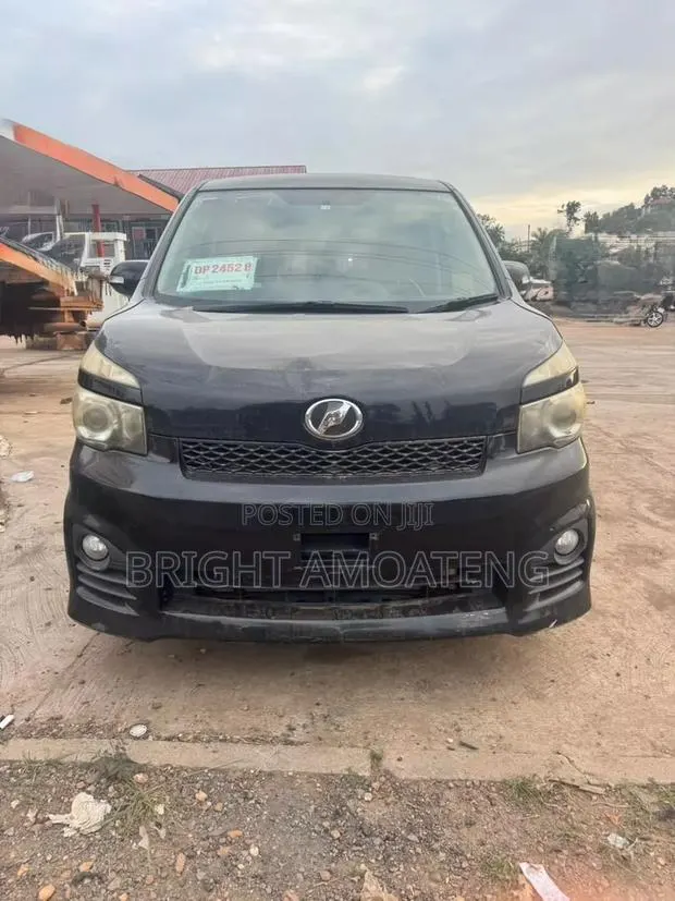 Toyota Voxy X 4WD 8-Seater 2010 Black · Photo 1