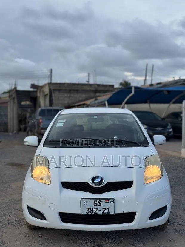 Toyota Vitz 1.3 FWD 3dr 2010 White · Photo 1