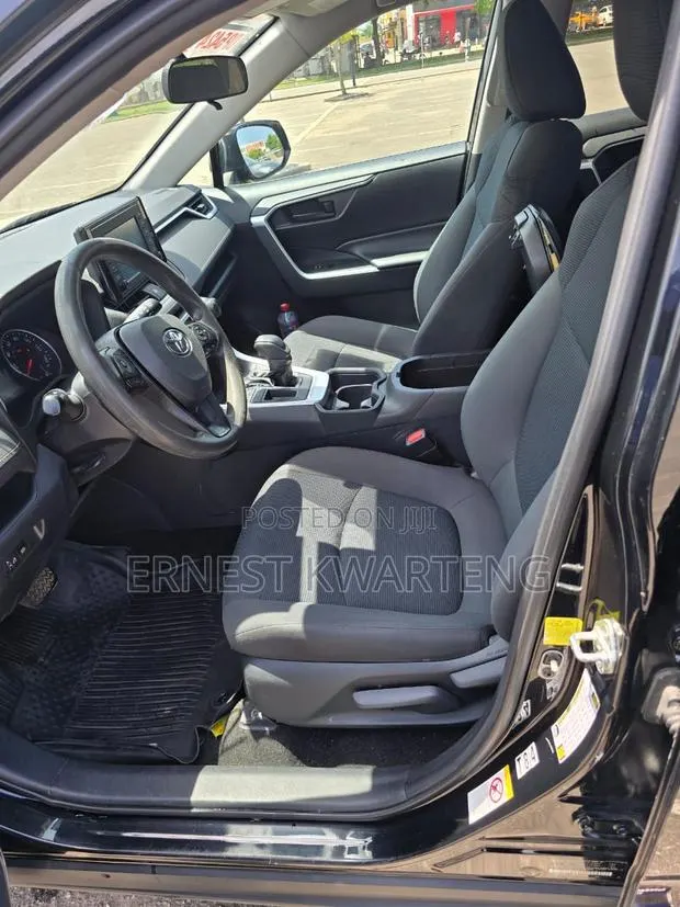 Toyota RAV4 XLE 2021 Black · Photo 1