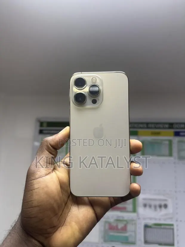 Apple iPhone 13 Pro 256 GB Gold · Photo 1