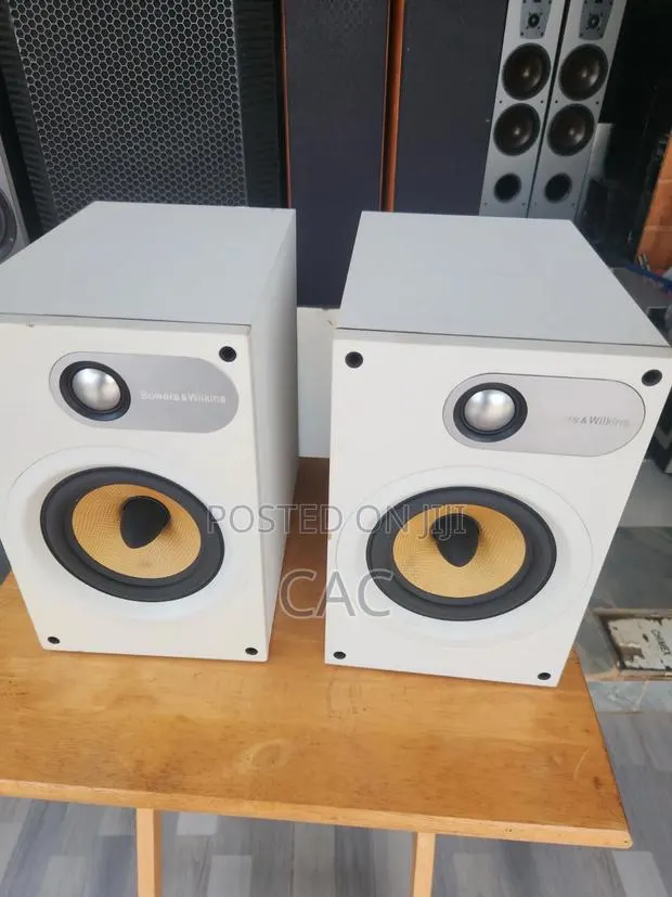 Bowers & Wilkins 686 Bookshelf Speakers · Photo 1
