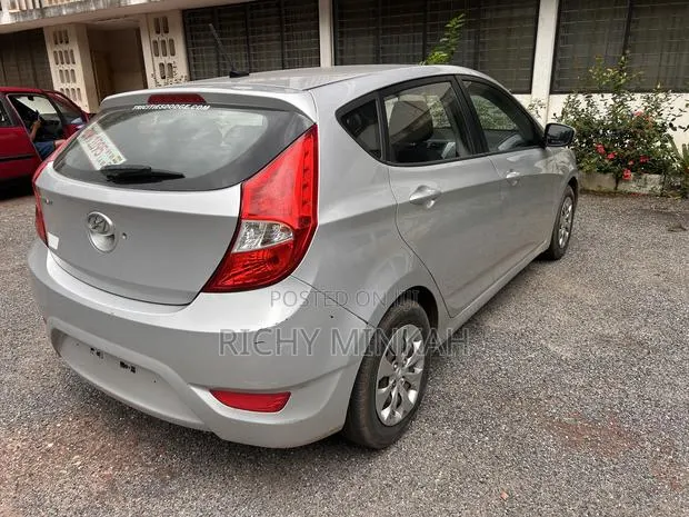 Hyundai Accent SE Hatchback 2017 Silver · Photo 1
