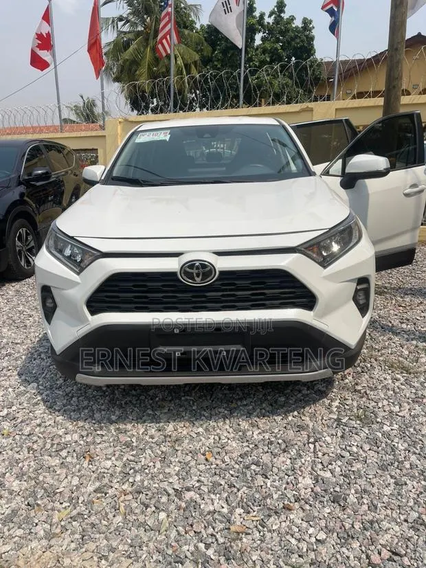 Toyota RAV4 2024 White · Photo 1