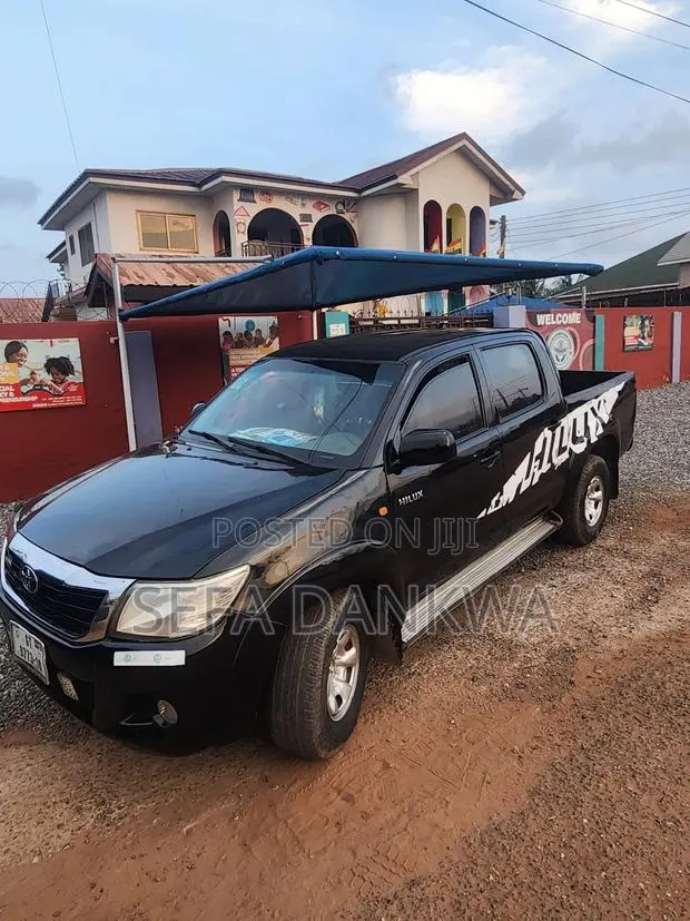 Toyota Hilux 2010 Black · Photo 1