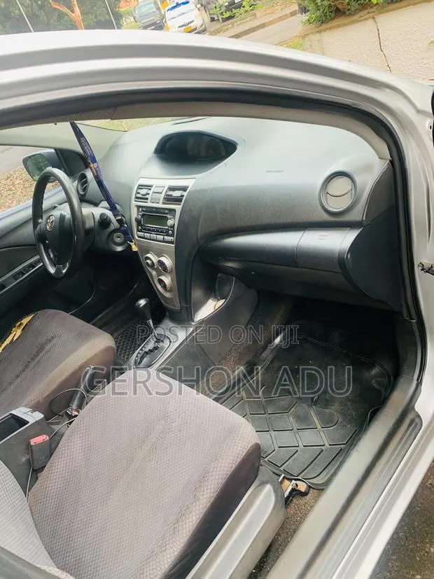 Toyota Yaris 2007 Silver · Photo 1