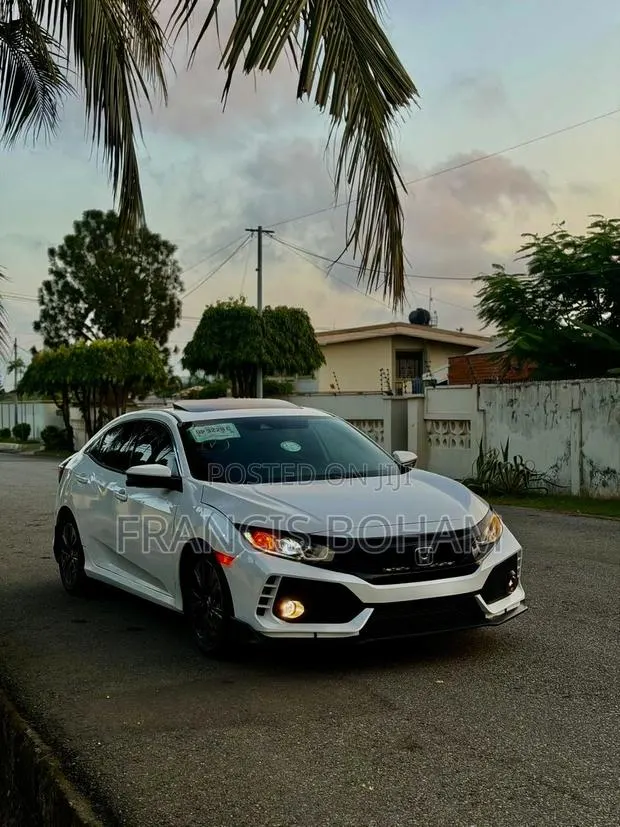 Honda Civic EX Hatchback 2019 White · Photo 1
