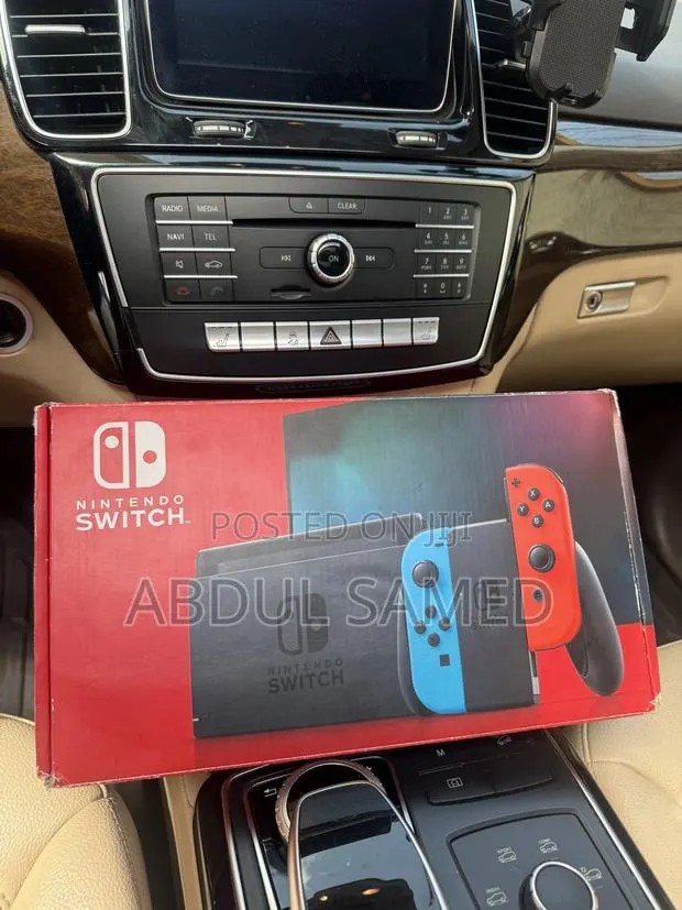 Nintendo Switch + 256gb Sd Card + Lenovo Gaming Headset · Photo 1