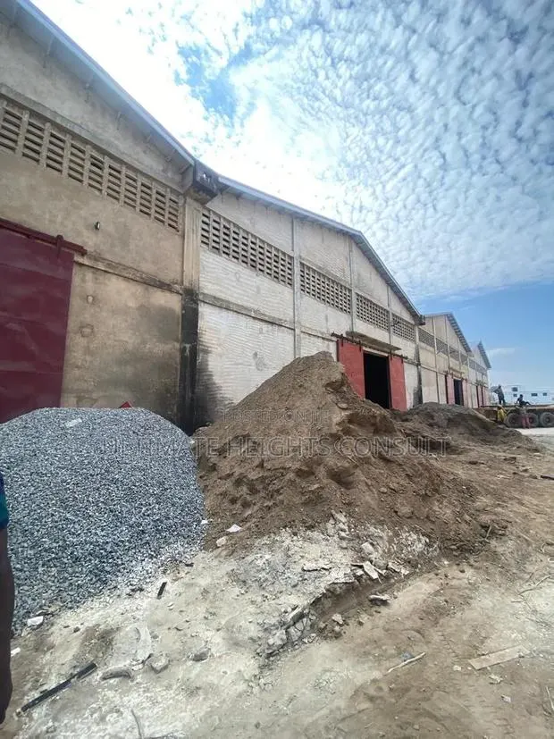 Warehouse 1600 Square Meters Available for Rent at Spintex Main Road · Photo 4