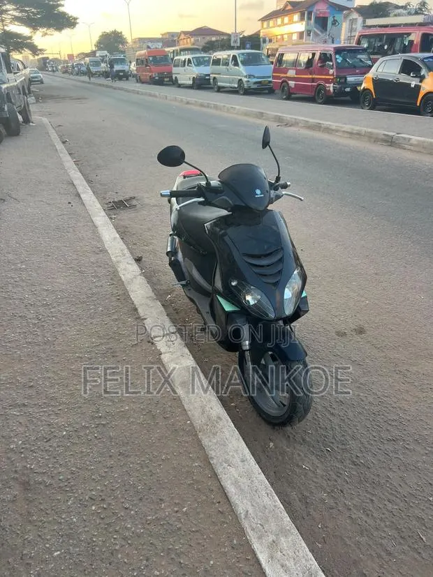 Piaggio Scooter 2023 Black · Photo 1