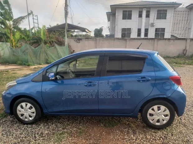 Toyota Vitz 1.3 FWD 5dr 2017 Blue · Photo 1