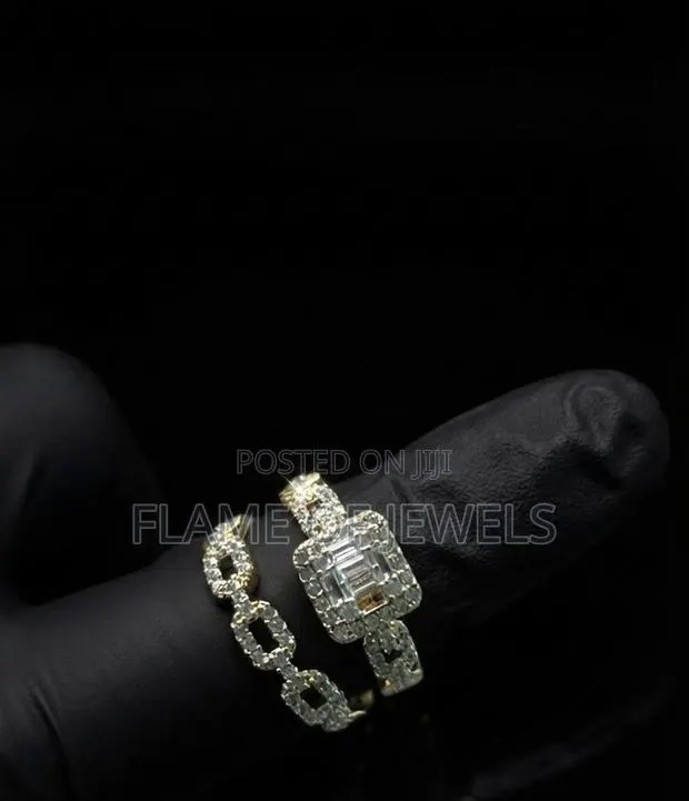 Opulent Gold Tone Wedding Rings · Photo 1