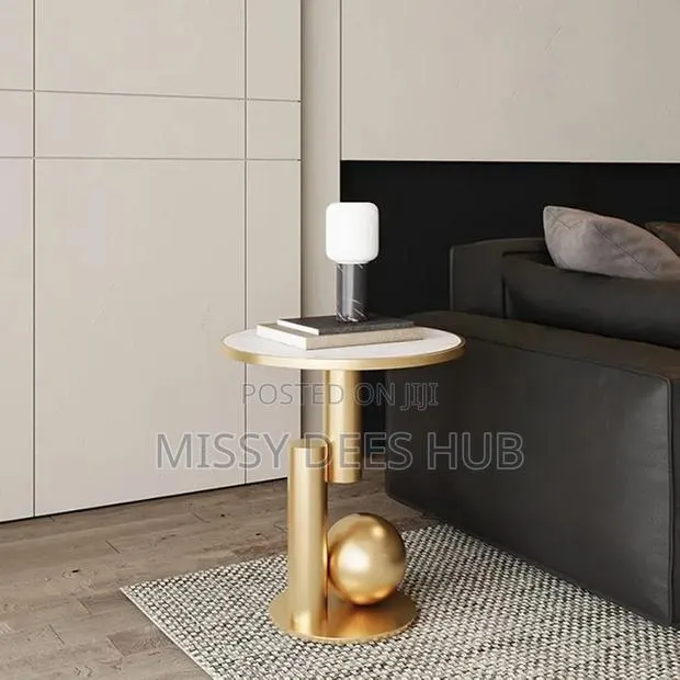 Round Table With Marble Top · Photo 1