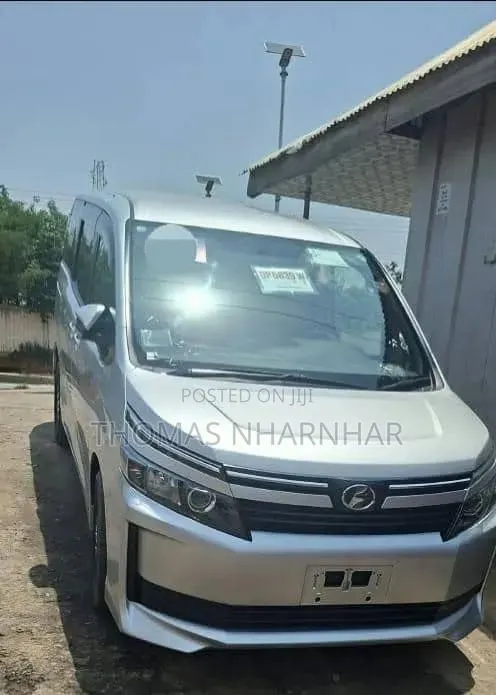 Toyota Voxy 2016 Silver · Photo 1