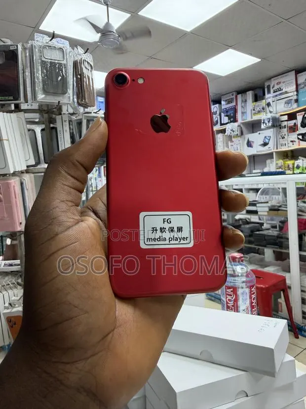 Apple iPhone 7 128 GB Red · Photo 1
