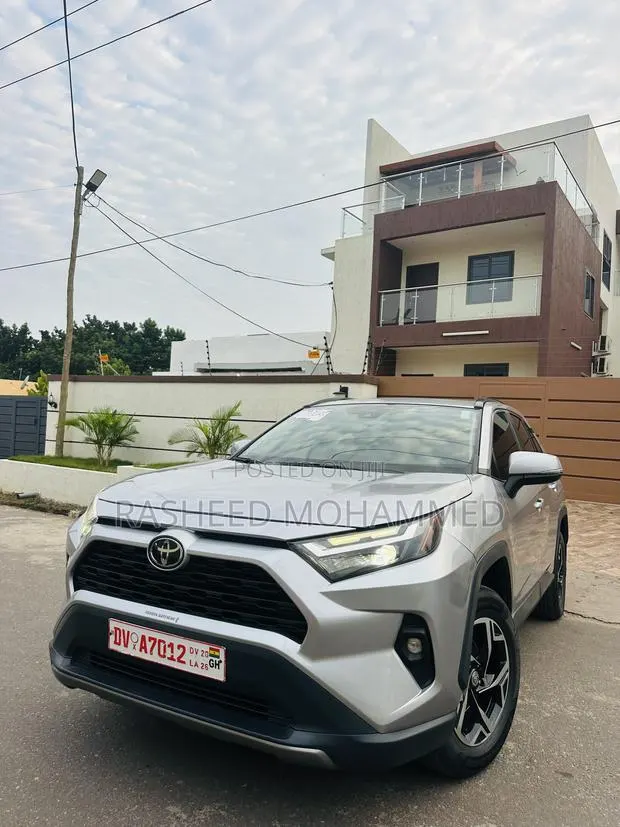 Toyota RAV4 LE 2022 Silver · Photo 1
