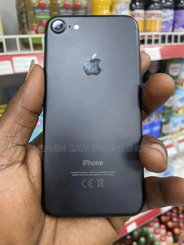 Apple iPhone 7 32 GB Black · Photo 1