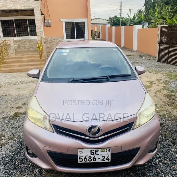 Toyota Vitz 1.3 AWD 3dr 2012 Silver · Photo 1