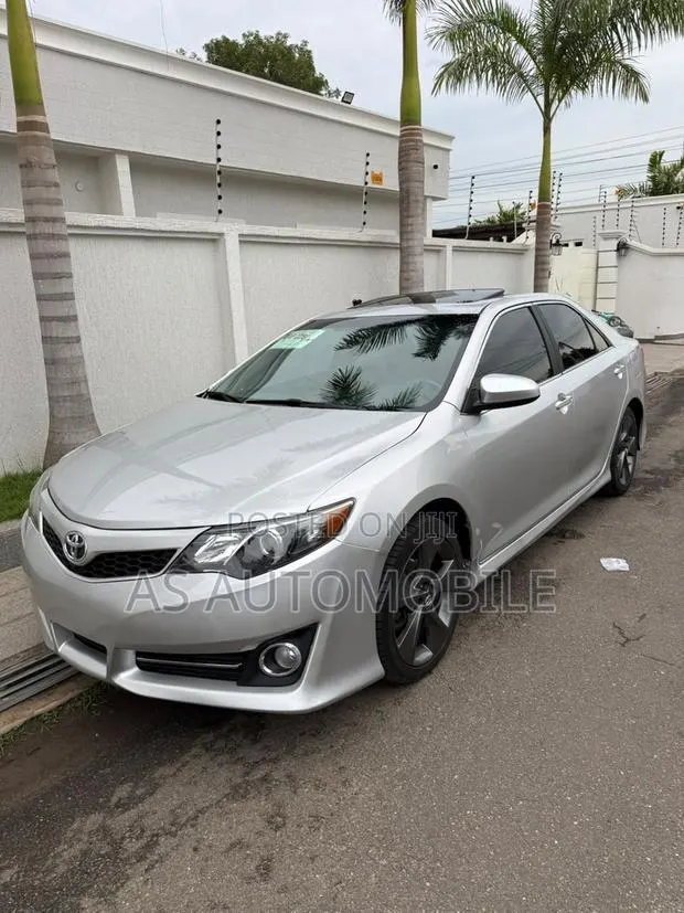 Toyota Camry SE 4dr Sedan (2.5L 4cyl 6A) 2014 Silver · Photo 1