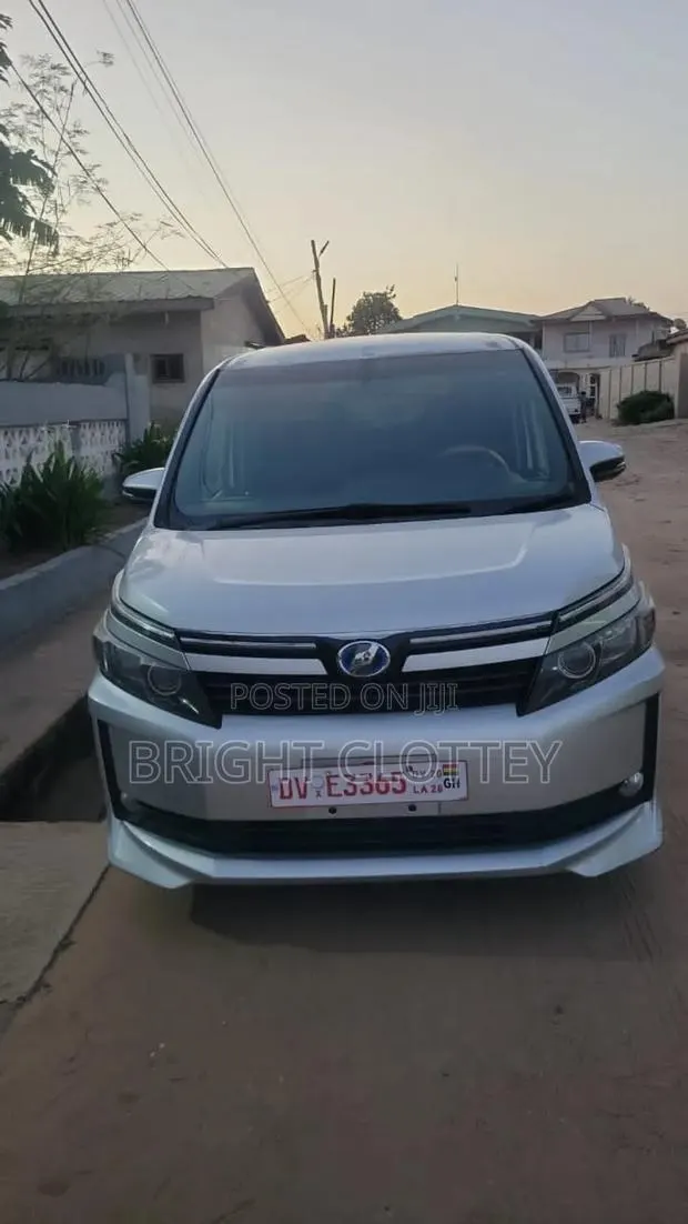 Toyota Voxy 2015 Silver