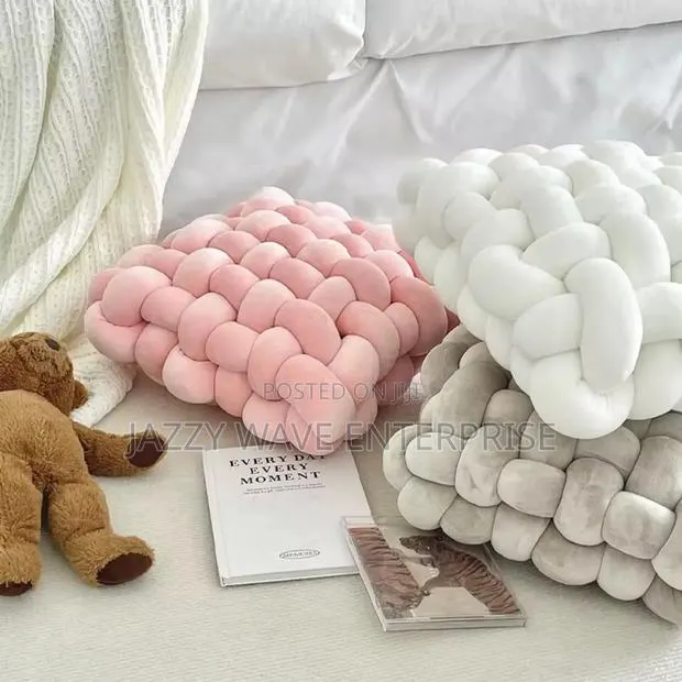 Knotted Throw Pillow · Photo 1