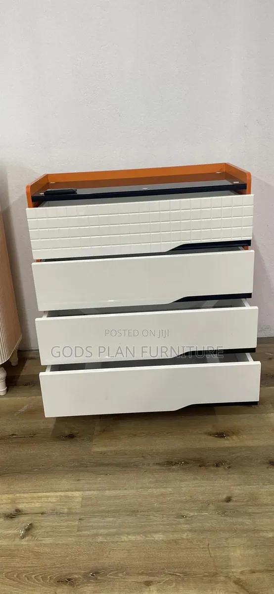 Chest of Drawers · Photo 3