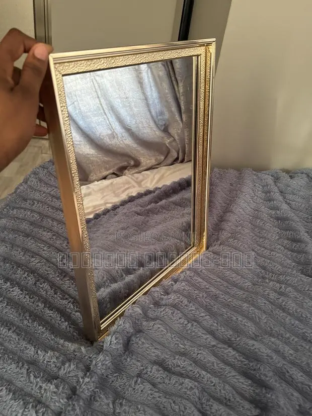 Standard Medium Sized Mirror · Photo 1