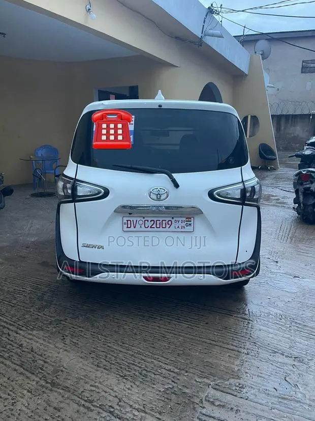 Toyota Sienta 1.5 AWD (6-seater) 2021 White · Photo 1