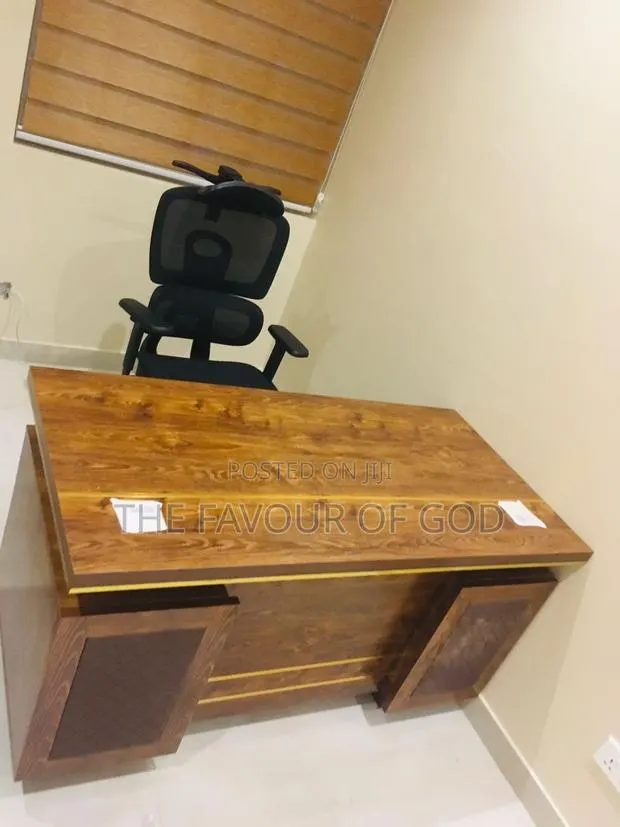 A Strong and Solid Straight Table · Photo 1