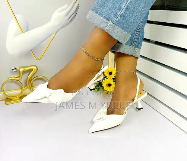Pointed Kitten Heel · Photo 1