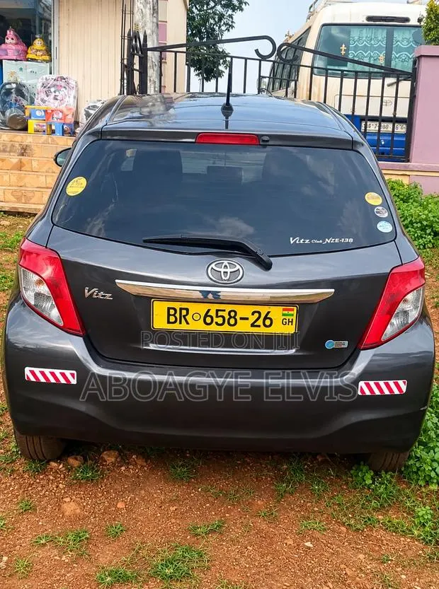 Toyota Vitz 1.5 FWD 5dr 2015 Gray · Photo 1