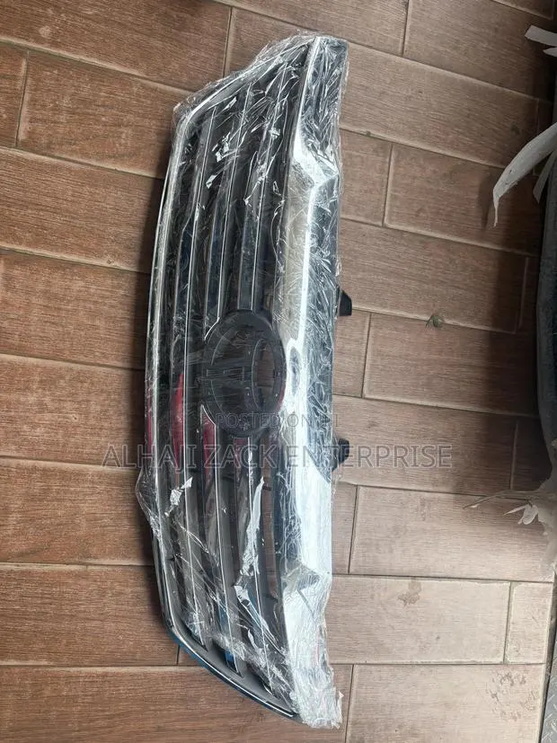 Toyota Fortuner 2012 Front Grille · Photo 1