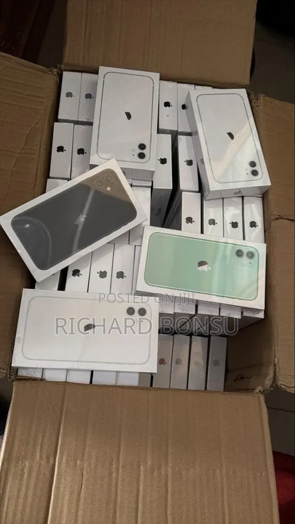 New Apple iPhone 11 128 GB White · Photo 1